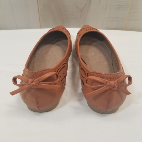 Modcloth Restricted Perforated Pointed Flats 6.5 - Picture 6 of 7